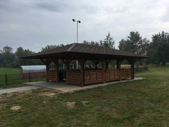 Altana biesiadna drewniana, AB008, wymiar 5x7m, kolor orzech, pokrycie gont brazowy, dach 4S, barierka B01, realizacja Ciesielnia, zdjęcie 1