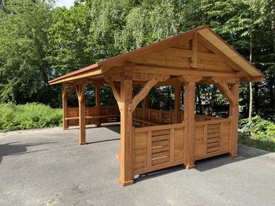Altana biesiadna drewniana, AB015, wymiar 3,5x7m, kolor teak, pokrycie gont czerwony, dach 2S, barierka B06, realizacja Ciesielnia, zdjęcie 2
