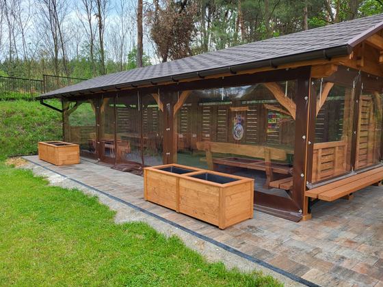 Altana biesiadna drewniana, AB016, wymiar 3,5x10m, kolor teak, pokrycie gont brazowy, dach 2S, barierka B06, realizacja Ciesielnia, zdjęcie 1