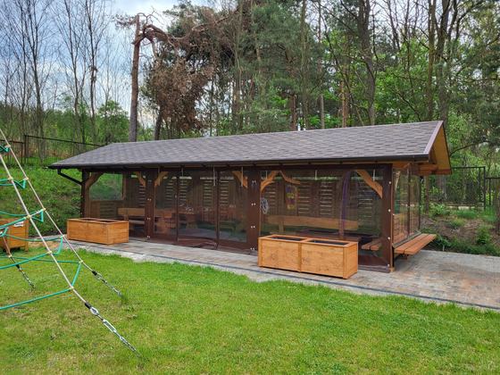 Altana biesiadna drewniana, AB016, wymiar 3,5x10m, kolor teak, pokrycie gont brazowy, dach 2S, barierka B06, realizacja Ciesielnia, zdjęcie 2