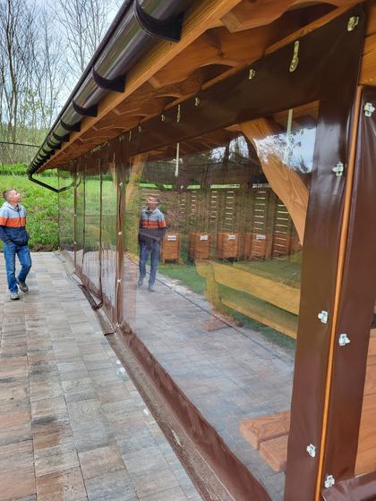 Altana biesiadna drewniana, AB016, wymiar 3,5x10m, kolor teak, pokrycie gont brazowy, dach 2S, barierka B06, realizacja Ciesielnia, zdjęcie 6