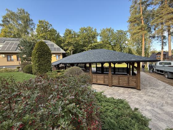 Altana biesiadna drewniana, AB017, wymiar 6,5x18m, kolor palisander, pokrycie gont czarny, dach WS, barierka B01, realizacja Ciesielnia, zdjęcie 3