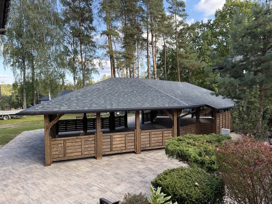 Altana biesiadna drewniana, AB017, wymiar 6,5x18m, kolor palisander, pokrycie gont czarny, dach WS, barierka B01, realizacja Ciesielnia, zdjęcie 4