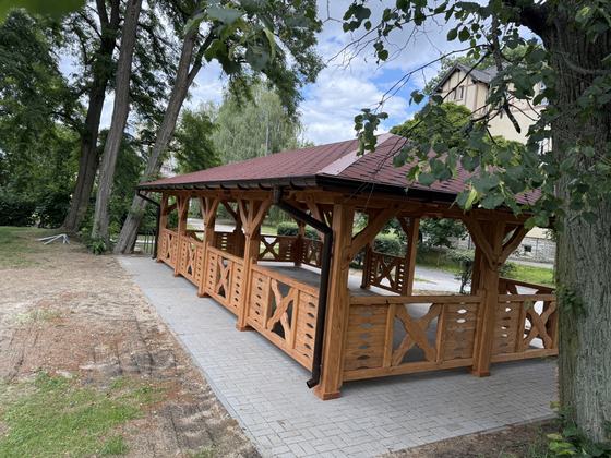 Altana biesiadna drewniana, AB019, wymiar 5x10m, kolor kasztan, pokrycie gont czerwony, dach 4S, barierka B04, realizacja Ciesielnia, zdjęcie 2