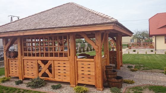 Altana drewniana wolnostojąca, AW001, wymiar 5x5m, kolor teak, pokrycie gont drewniany modrzewiowy, dach 4S, barierka B04, realizacja Ciesielnia, zdjęcie 2