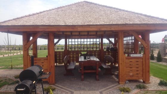 Altana drewniana wolnostojąca, AW001, wymiar 5x5m, kolor teak, pokrycie gont drewniany modrzewiowy, dach 4S, barierka B04, realizacja Ciesielnia, zdjęcie 3