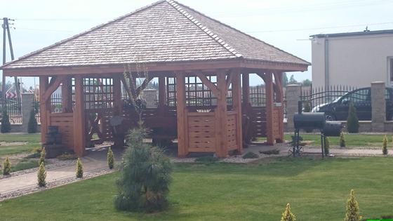 Altana drewniana wolnostojąca, AW001, wymiar 5x5m, kolor teak, pokrycie gont drewniany modrzewiowy, dach 4S, barierka B04, realizacja Ciesielnia, zdjęcie 4