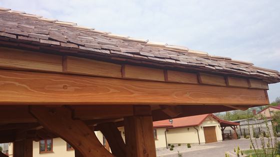 Altana drewniana wolnostojąca, AW001, wymiar 5x5m, kolor teak, pokrycie gont drewniany modrzewiowy, dach 4S, barierka B04, realizacja Ciesielnia, zdjęcie 5