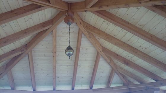 Altana drewniana wolnostojąca, AW001, wymiar 5x5m, kolor teak, pokrycie gont drewniany modrzewiowy, dach 4S, barierka B04, realizacja Ciesielnia, zdjęcie 6
