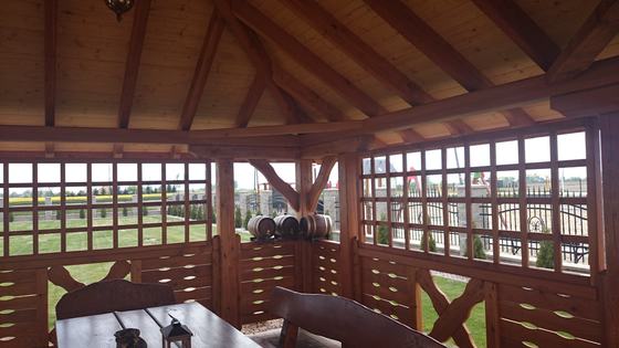 Altana drewniana wolnostojąca, AW001, wymiar 5x5m, kolor teak, pokrycie gont drewniany modrzewiowy, dach 4S, barierka B04, realizacja Ciesielnia, zdjęcie 7