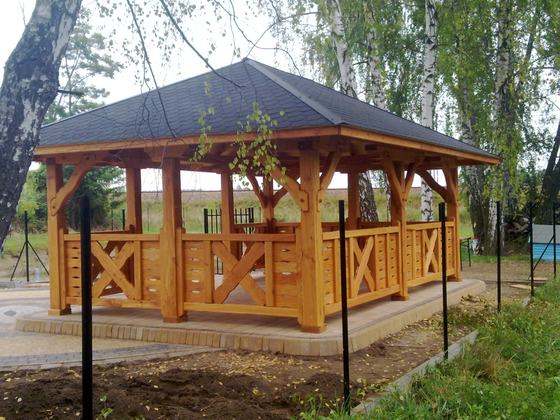 Altana drewniana wolnostojąca, AW002, wymiar 4x6m, kolor dąb, pokrycie gont czarny, dach 4S, barierka B04, realizacja Ciesielnia, zdjęcie 4