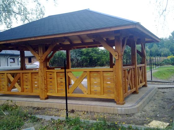 Altana drewniana wolnostojąca, AW002, wymiar 4x6m, kolor dąb, pokrycie gont czarny, dach 4S, barierka B04, realizacja Ciesielnia, zdjęcie 5