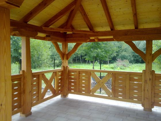 Altana drewniana wolnostojąca, AW002, wymiar 4x6m, kolor dąb, pokrycie gont czarny, dach 4S, barierka B04, realizacja Ciesielnia, zdjęcie 6