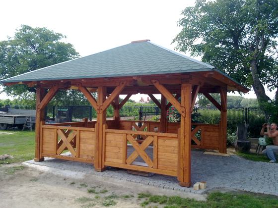 Altana drewniana wolnostojąca, AW003, wymiar 4x5m, kolor teak, pokrycie gont zielony, dach 4S, barierka B03, realizacja Ciesielnia, zdjęcie 1