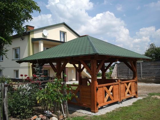 Altana drewniana wolnostojąca, AW003, wymiar 4x5m, kolor teak, pokrycie gont zielony, dach 4S, barierka B03, realizacja Ciesielnia, zdjęcie 2