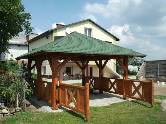 Altana drewniana wolnostojąca, AW003, wymiar 4x5m, kolor teak, pokrycie gont zielony, dach 4S, barierka B03, realizacja Ciesielnia, zdjęcie 4