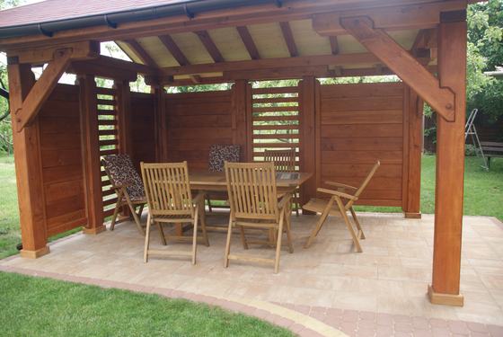 Altana drewniana wolnostojąca, AW004, wymiar 3x5m, kolor teak, pokrycie gont czerwony, dach 2S, barierka B06, realizacja Ciesielnia, zdjęcie 1