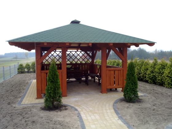 Altana drewniana wolnostojąca, AW005, wymiar 4x5m, kolor teak, pokrycie gont zielony, dach 4S, barierka B10, realizacja Ciesielnia, zdjęcie 1