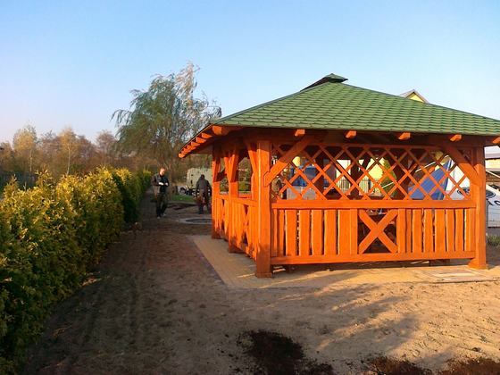 Altana drewniana wolnostojąca, AW005, wymiar 4x5m, kolor teak, pokrycie gont zielony, dach 4S, barierka B10, realizacja Ciesielnia, zdjęcie 5