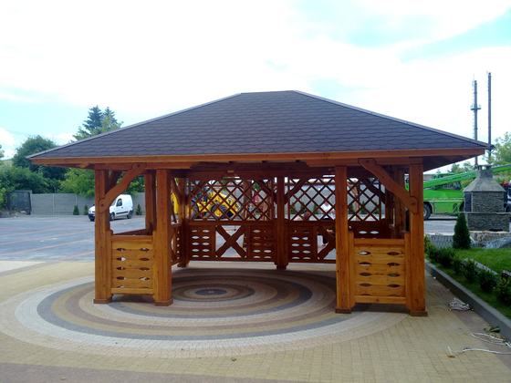 Altana drewniana wolnostojąca, AW007, wymiar 4x5m, kolor teak, pokrycie gont brazowy, dach 4S, barierka B04, realizacja Ciesielnia, zdjęcie 1