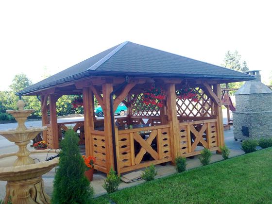 Altana drewniana wolnostojąca, AW007, wymiar 4x5m, kolor teak, pokrycie gont brazowy, dach 4S, barierka B04, realizacja Ciesielnia, zdjęcie 4