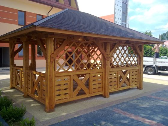 Altana drewniana wolnostojąca, AW007, wymiar 4x5m, kolor teak, pokrycie gont brazowy, dach 4S, barierka B04, realizacja Ciesielnia, zdjęcie 5