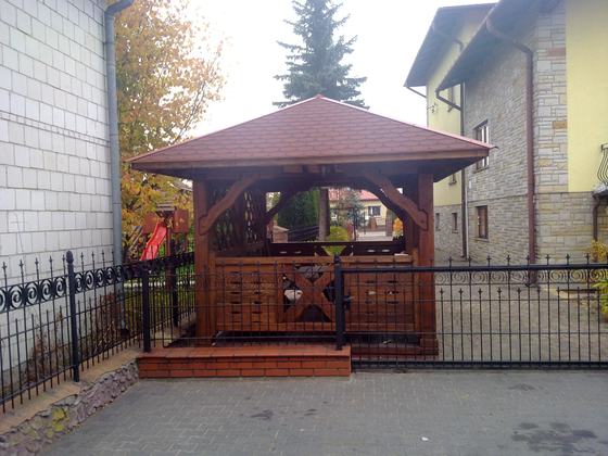 Altana drewniana wolnostojąca, AW009, wymiar 3x4m, kolor orzech, pokrycie gont czerwony, dach 4S, barierka B04, realizacja Ciesielnia, zdjęcie 8