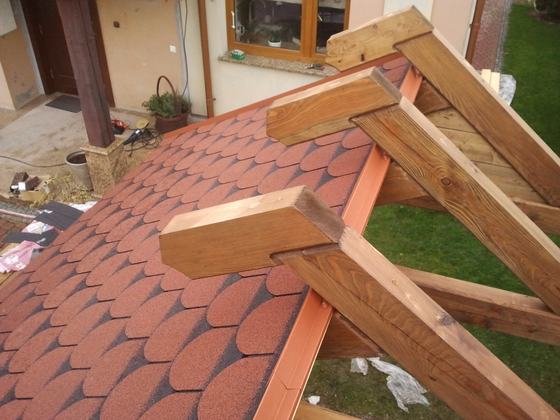 Altana drewniana wolnostojąca, AW011, wymiar 2,5x3m, kolor orzech, pokrycie gont czerwony, dach 2S, barierka B01, realizacja Ciesielnia, zdjęcie 2