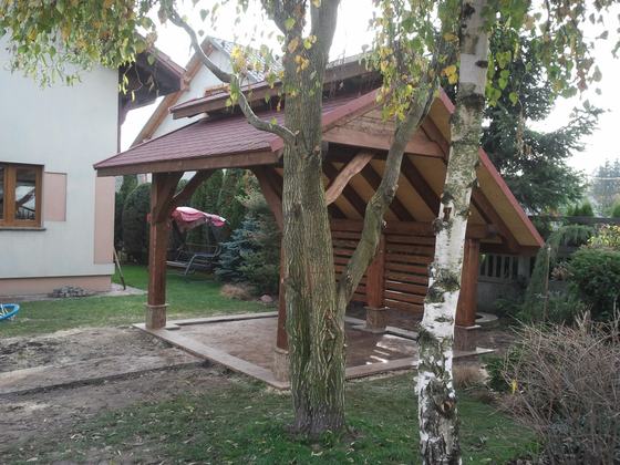 Altana drewniana wolnostojąca, AW011, wymiar 2,5x3m, kolor orzech, pokrycie gont czerwony, dach 2S, barierka B01, realizacja Ciesielnia, zdjęcie 7
