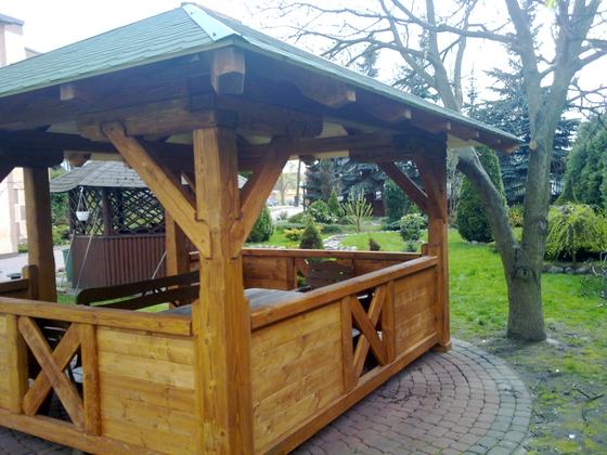 Altana drewniana wolnostojąca, AW012, wymiar 3x4m, kolor teak, pokrycie gont zielony, dach 4S, barierka B03, realizacja Ciesielnia, zdjęcie 6