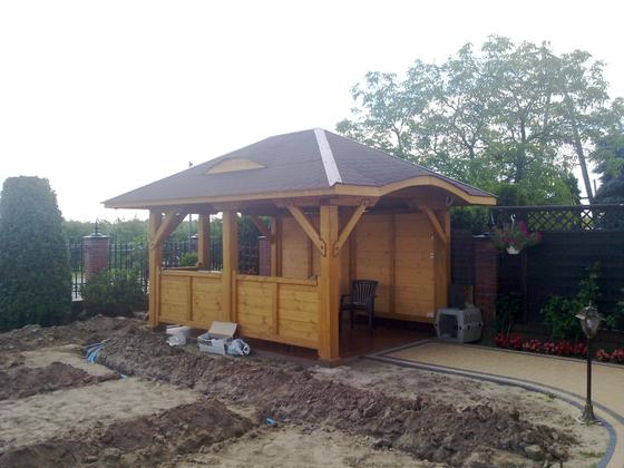 Altana drewniana wolnostojąca, AW013, wymiar 3,3x4,2m, kolor dąb, pokrycie gont brazowy, dach 4S, barierka B02, realizacja Ciesielnia, zdjęcie 1