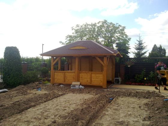 Altana drewniana wolnostojąca, AW013, wymiar 3,3x4,2m, kolor dąb, pokrycie gont brazowy, dach 4S, barierka B02, realizacja Ciesielnia, zdjęcie 2