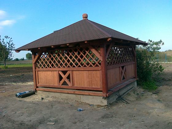 Altana drewniana wolnostojąca, AW014, wymiar 4x5m, kolor orzech, pokrycie gont brazowy, dach 4S, barierka B02, realizacja Ciesielnia, zdjęcie 4