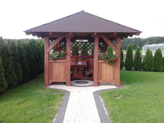 Altana drewniana wolnostojąca, AW015, wymiar 3,2x4m, kolor orzech, pokrycie gont brazowy, dach 4S, barierka B03, realizacja Ciesielnia, zdjęcie 1