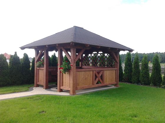 Altana drewniana wolnostojąca, AW015, wymiar 3,2x4m, kolor orzech, pokrycie gont brazowy, dach 4S, barierka B03, realizacja Ciesielnia, zdjęcie 2