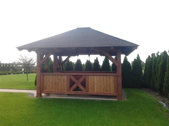 Altana drewniana wolnostojąca, AW015, wymiar 3,2x4m, kolor orzech, pokrycie gont brazowy, dach 4S, barierka B03, realizacja Ciesielnia, zdjęcie 3