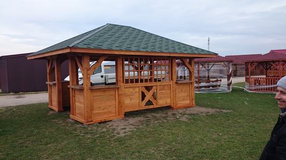 Altana drewniana wolnostojąca, AW016, wymiar 4x5m, kolor teak, pokrycie gont zielony, dach 4S, barierka B03, realizacja Ciesielnia, zdjęcie 4