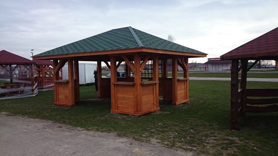 Altana drewniana wolnostojąca, AW016, wymiar 4x5m, kolor teak, pokrycie gont zielony, dach 4S, barierka B03, realizacja Ciesielnia, zdjęcie 5