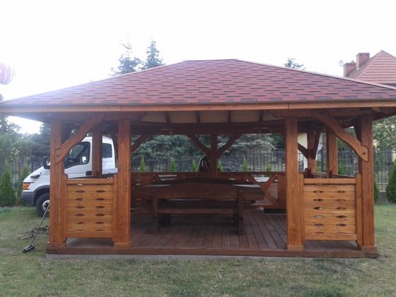 Altana drewniana wolnostojąca, AW017, wymiar 4x5m, kolor teak, pokrycie gont czerwony, dach 4S, barierka B04, realizacja Ciesielnia, zdjęcie 1