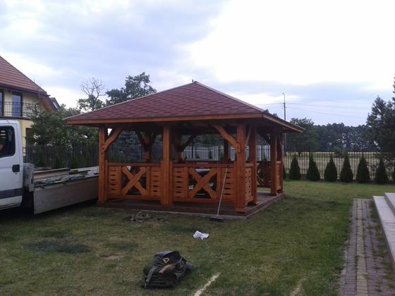 Altana drewniana wolnostojąca, AW017, wymiar 4x5m, kolor teak, pokrycie gont czerwony, dach 4S, barierka B04, realizacja Ciesielnia, zdjęcie 2