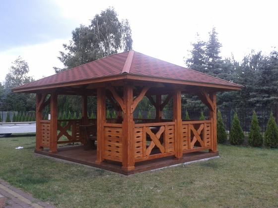 Altana drewniana wolnostojąca, AW017, wymiar 4x5m, kolor teak, pokrycie gont czerwony, dach 4S, barierka B04, realizacja Ciesielnia, zdjęcie 3