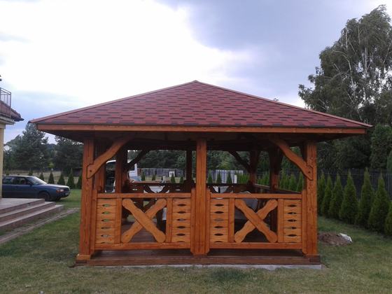 Altana drewniana wolnostojąca, AW017, wymiar 4x5m, kolor teak, pokrycie gont czerwony, dach 4S, barierka B04, realizacja Ciesielnia, zdjęcie 4