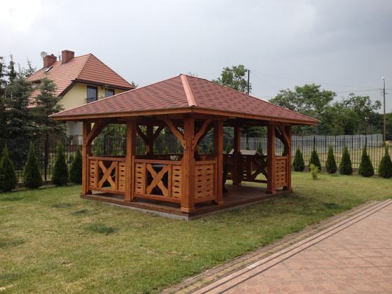 Altana drewniana wolnostojąca, AW017, wymiar 4x5m, kolor teak, pokrycie gont czerwony, dach 4S, barierka B04, realizacja Ciesielnia, zdjęcie 6