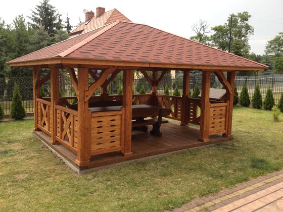 Altana drewniana wolnostojąca, AW017, wymiar 4x5m, kolor teak, pokrycie gont czerwony, dach 4S, barierka B04, realizacja Ciesielnia, zdjęcie 7