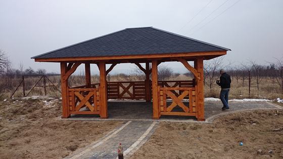 Altana drewniana wolnostojąca, AW018, wymiar 4x5m, kolor teak, pokrycie gont czarny, dach 4S, barierka B05, realizacja Ciesielnia, zdjęcie 1