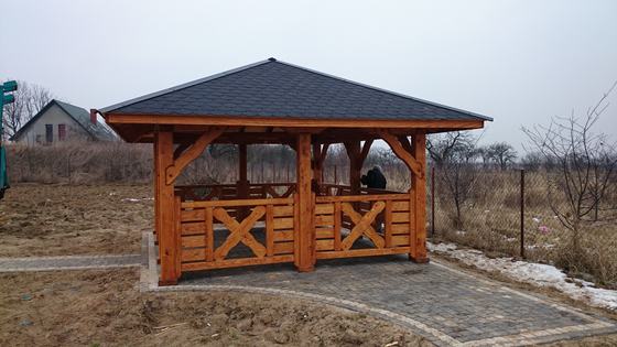 Altana drewniana wolnostojąca, AW018, wymiar 4x5m, kolor teak, pokrycie gont czarny, dach 4S, barierka B05, realizacja Ciesielnia, zdjęcie 3