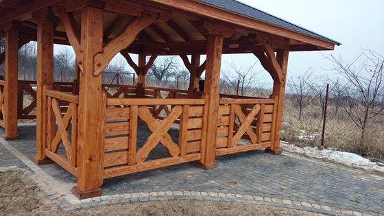 Altana drewniana wolnostojąca, AW018, wymiar 4x5m, kolor teak, pokrycie gont czarny, dach 4S, barierka B05, realizacja Ciesielnia, zdjęcie 4