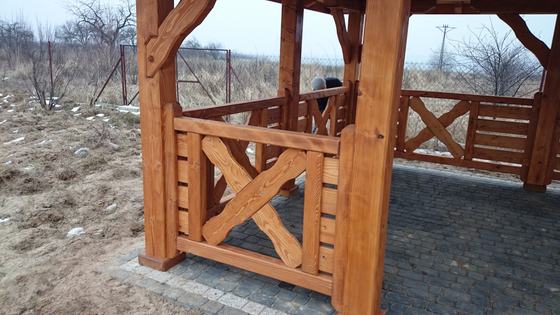 Altana drewniana wolnostojąca, AW018, wymiar 4x5m, kolor teak, pokrycie gont czarny, dach 4S, barierka B05, realizacja Ciesielnia, zdjęcie 5