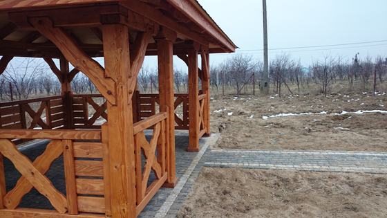 Altana drewniana wolnostojąca, AW018, wymiar 4x5m, kolor teak, pokrycie gont czarny, dach 4S, barierka B05, realizacja Ciesielnia, zdjęcie 6