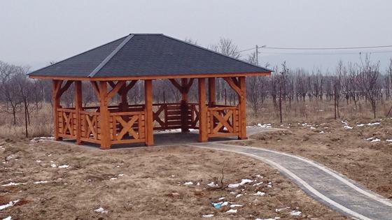 Altana drewniana wolnostojąca, AW018, wymiar 4x5m, kolor teak, pokrycie gont czarny, dach 4S, barierka B05, realizacja Ciesielnia, zdjęcie 9